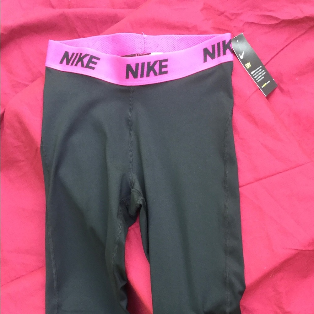 NWT Nike Women’s XS cropped leggings